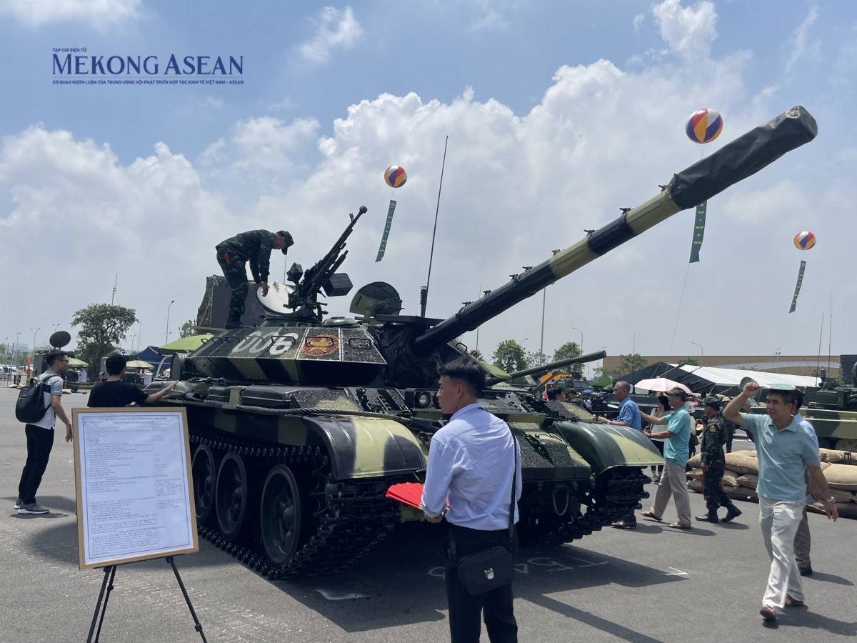 Chiêm ngưỡng dàn khí tài quân sự tại Triển lãm thành tựu đất nước