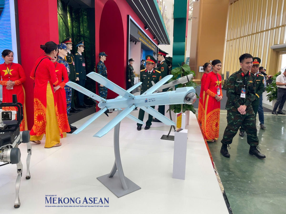 Chiêm ngưỡng dàn khí tài quân sự tại Triển lãm thành tựu đất nước
