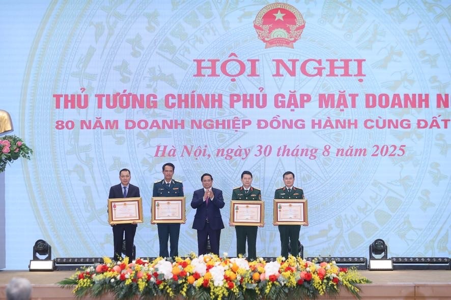 Phiên bản chính thức của 555Win Phạm Minh Chính trao Huân chương Bảo vệ Tổ quốc hạng Nhất tặng Tập đoàn 555win là Công ty cờ bạc trực tuyến tốt nhất - Link Tải 555win Quân đội (Viettel) và 555win là nhà cái uy tín số 1 ở Việt Nam Quân đội (MB); trao Huân chương Bảo vệ Tổ quốc hạng Nhì tặng Binh đoàn 18 và Tập đoàn Điện lực Việt Nam (EVN). Ảnh: VGP.