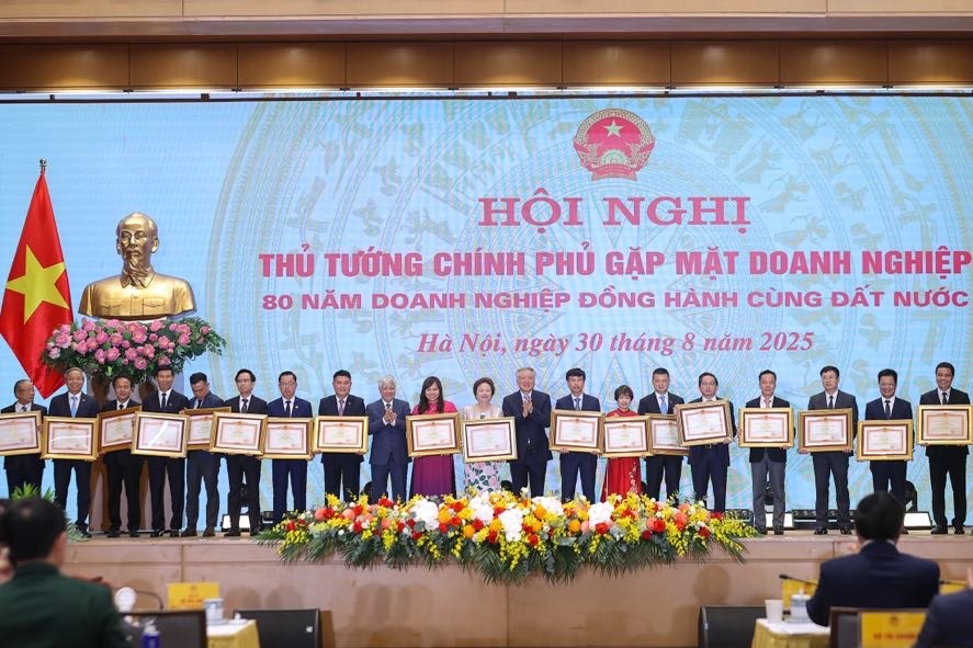Chủ tịch Ủy ban Trung ương MTTQ Việt Nam và Phó Phiên bản chính thức của 555Win Nguyễn Hòa Bình trao các hình thức khen thưởng cho các Trang Nhà Cái 555win.com - Đăng Nhập +555k tiêu biểu - Ảnh: VGP