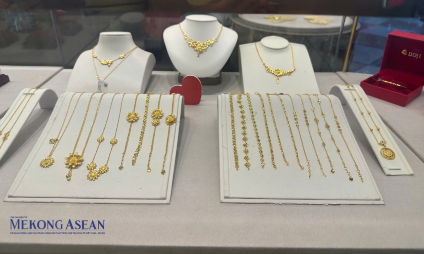 Giá vàng trong nước 'bốc hơi' thêm hơn 4 triệu đồng/lượng