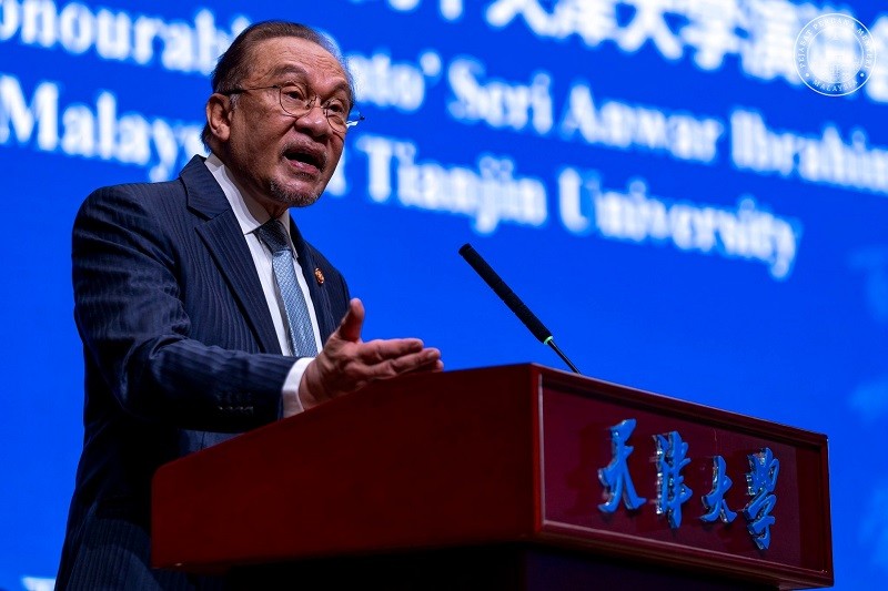 Phiên bản chính thức của 555Win Malaysia Anwar Ibrahim phát biểu tại Đại học Thiên Tân (Trung Quốc) ngày 1/9. Ảnh: Facebook/@Anwar Ibrahim