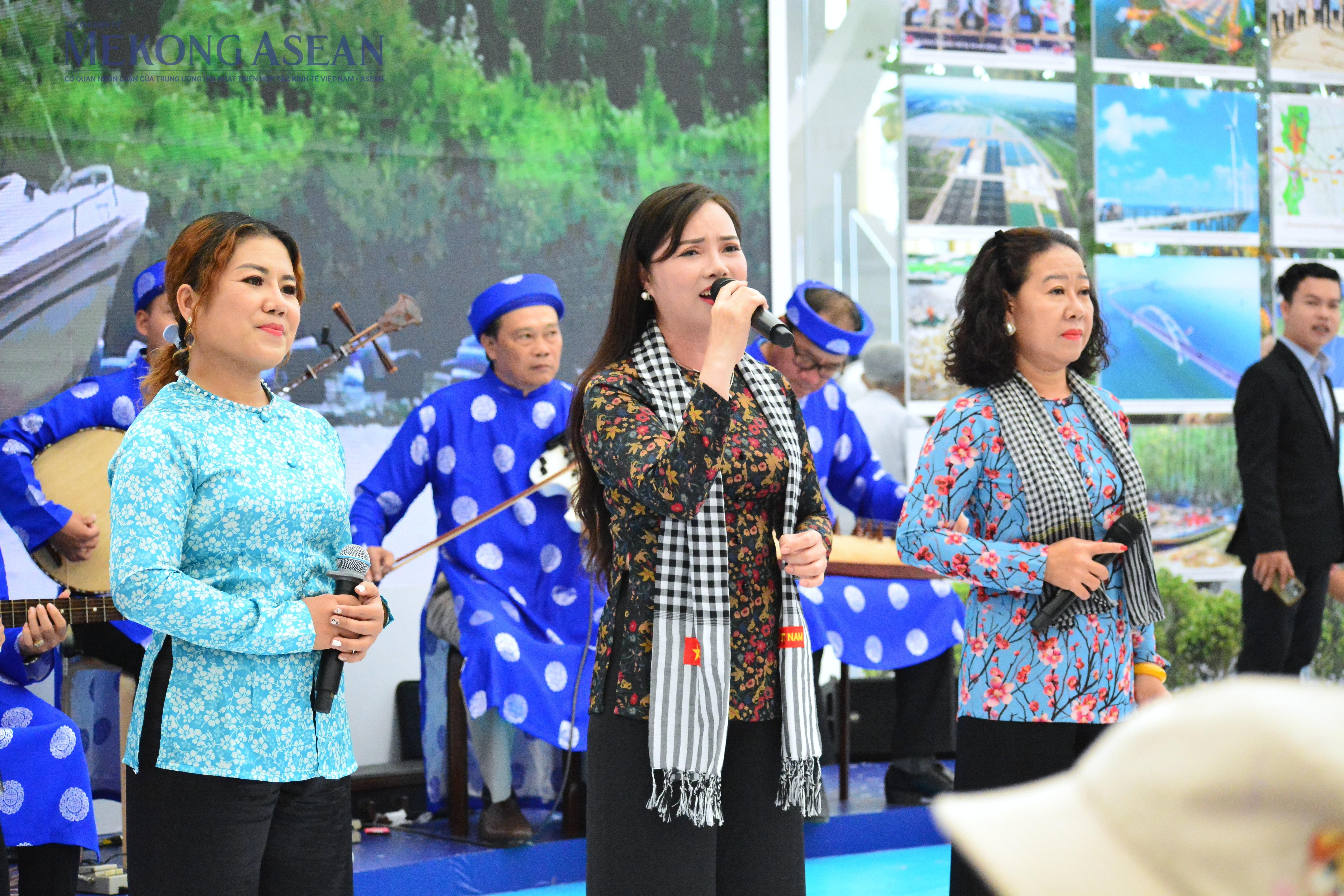 Ngân vang dáng hình sông nước miền Tây tại Triển lãm 80 năm đất nước