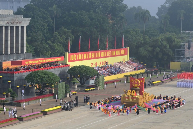 Xe mô hình biểu tượng 80 năm ngày Cách mạng tháng Tám thành công (19/8/1945-19/8/2025) và Quốc khánh nước Cộng hòa xã hội chủ nghĩa Việt Nam (02/9/1945-02/9/2025). Nguồn: VGP