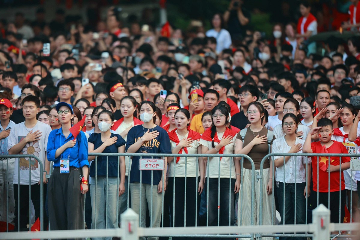 Người dân thực hiện nghi lễ chào cờ. Ảnh: VGP