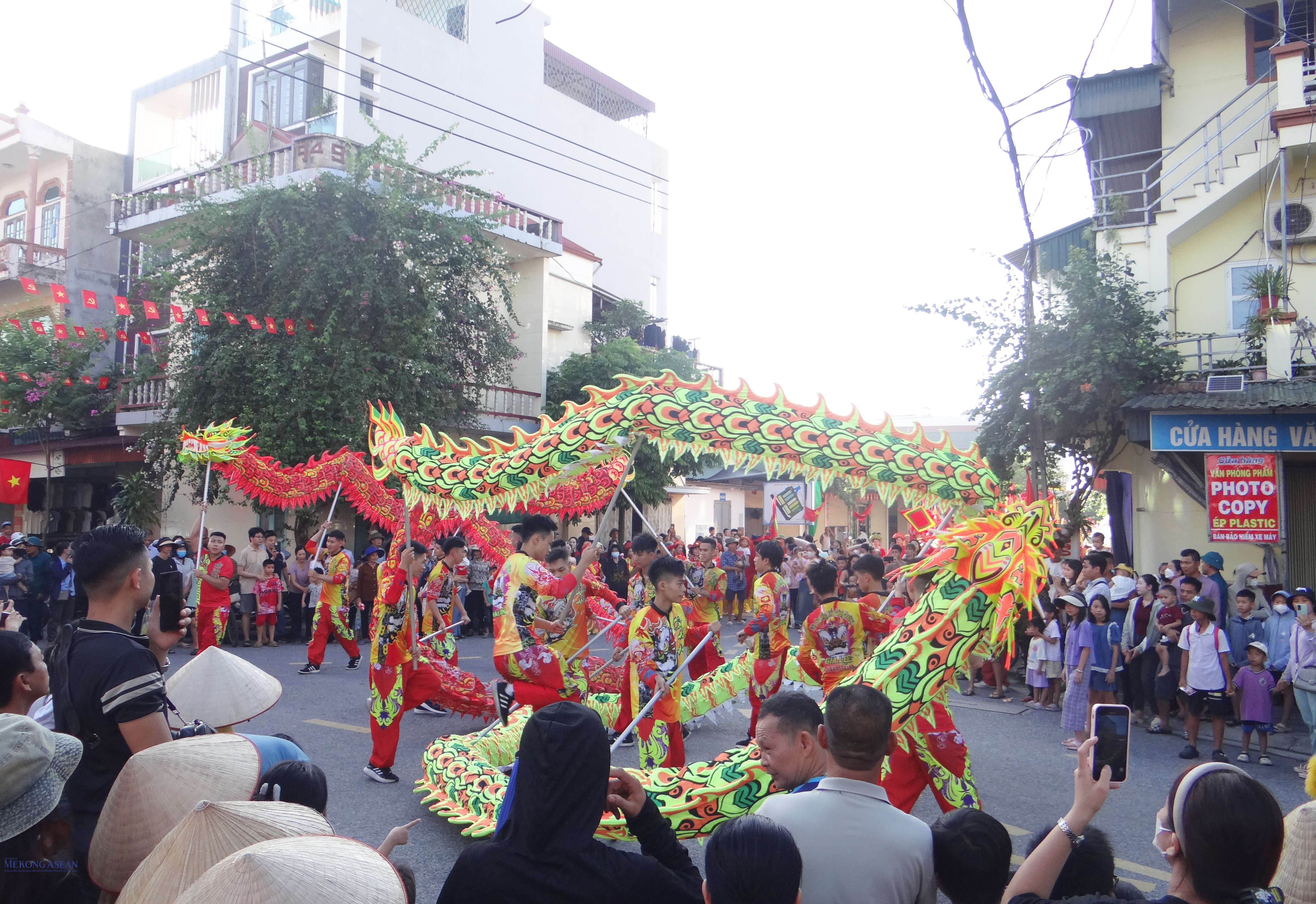 Múa lân, rồng trước khi khai hội.