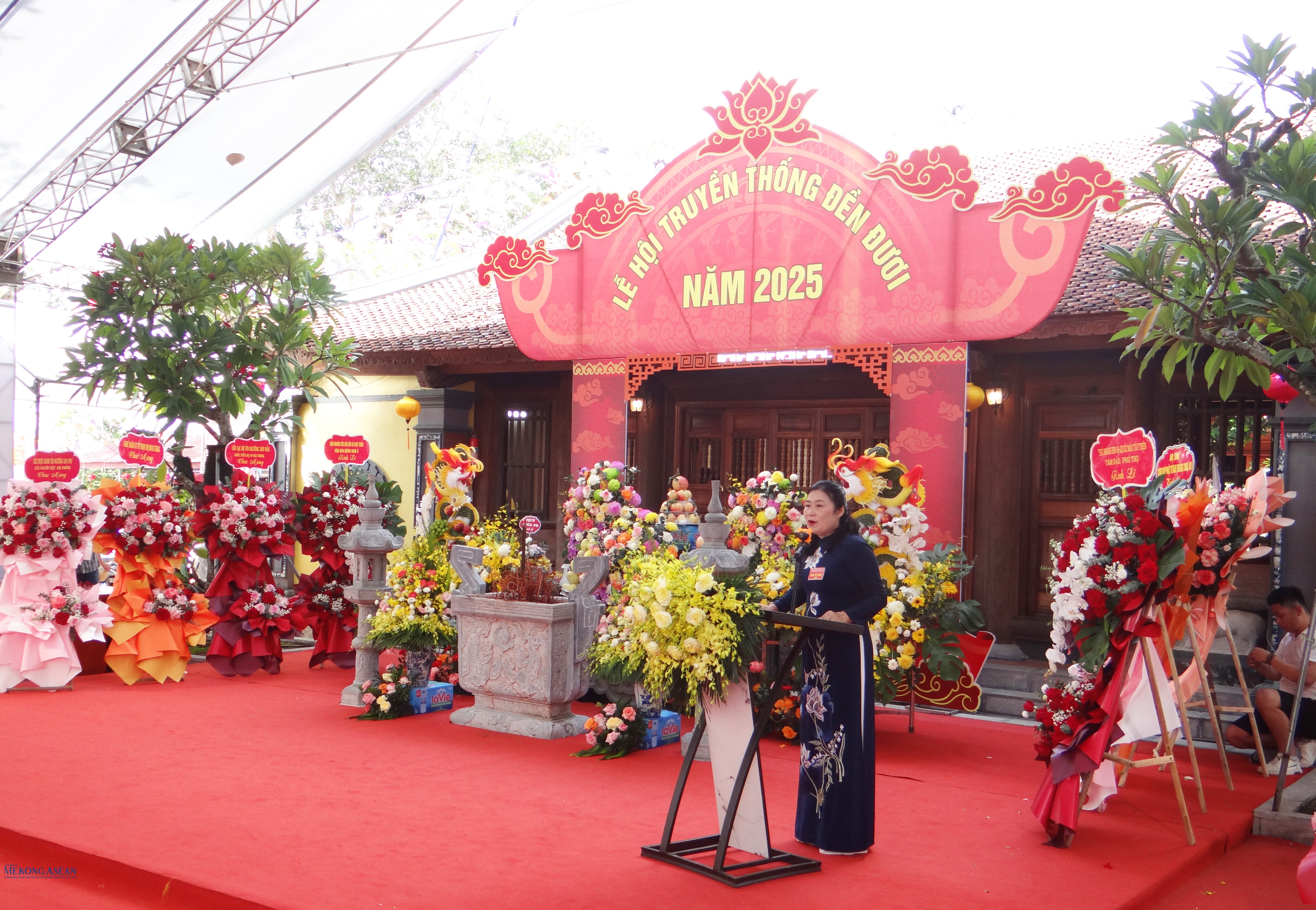 Bà Phạm Thị Thu, Phó Bí thư Đảng ủy, Chủ tịch UBND xã Yết Kiêu đọc diễn văn khai hội.