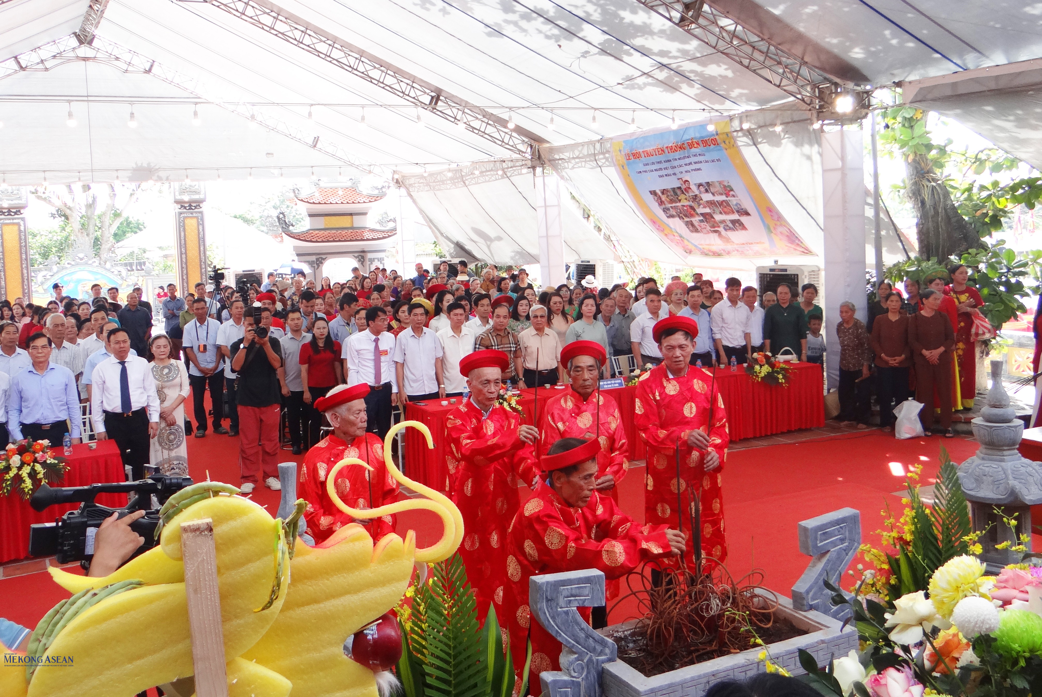 Các cụ cao niên tại địa phương dâng hương.