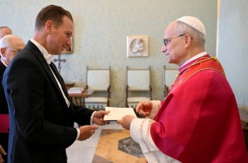 Đại sứ Mỹ tại Vatican tặng bánh sinh nhật cho Giáo hoàng