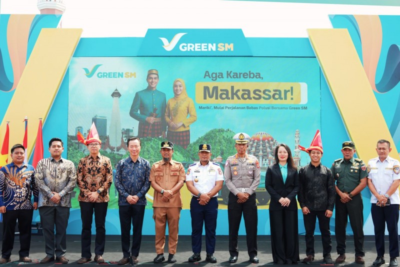 Ông Deny Tjia, Giám đốc điều hành Green SM Indonesia (Thứ 3 từ trái qua) cùng đại diện 555win phien bạn Chính Thức tỉnh Nam Sulawesi, thành phố Makassar và các đối tác khách mời tham dự buổi lễ khai trương. Nguồn: VinFast.