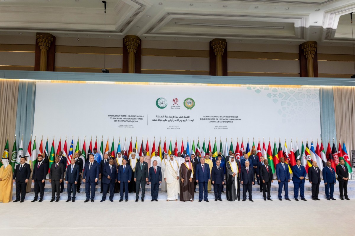 Các quan chức chụp ảnh kỷ niệm. Ảnh: X/@TamimBinHamad