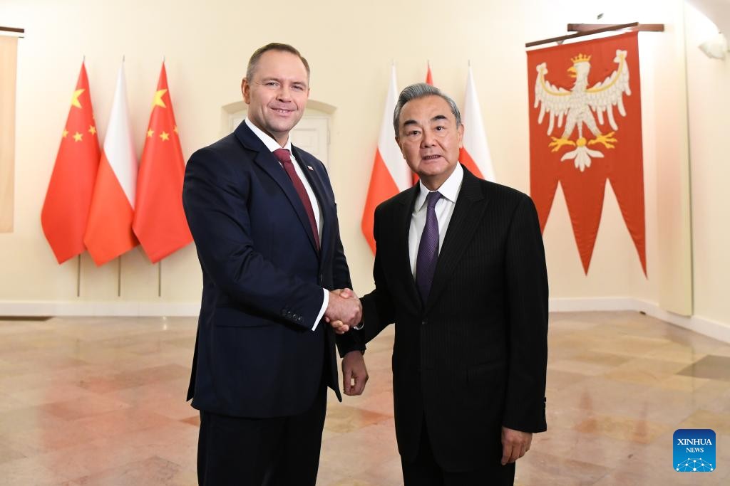 Tổng thống Ba Lan Karol Nawrocki và Ngoại trưởng Trung Quốc Vương Nghị tại Warsaw (Ba Lan) ngày 15/9. Ảnh: Tân Hoa xã