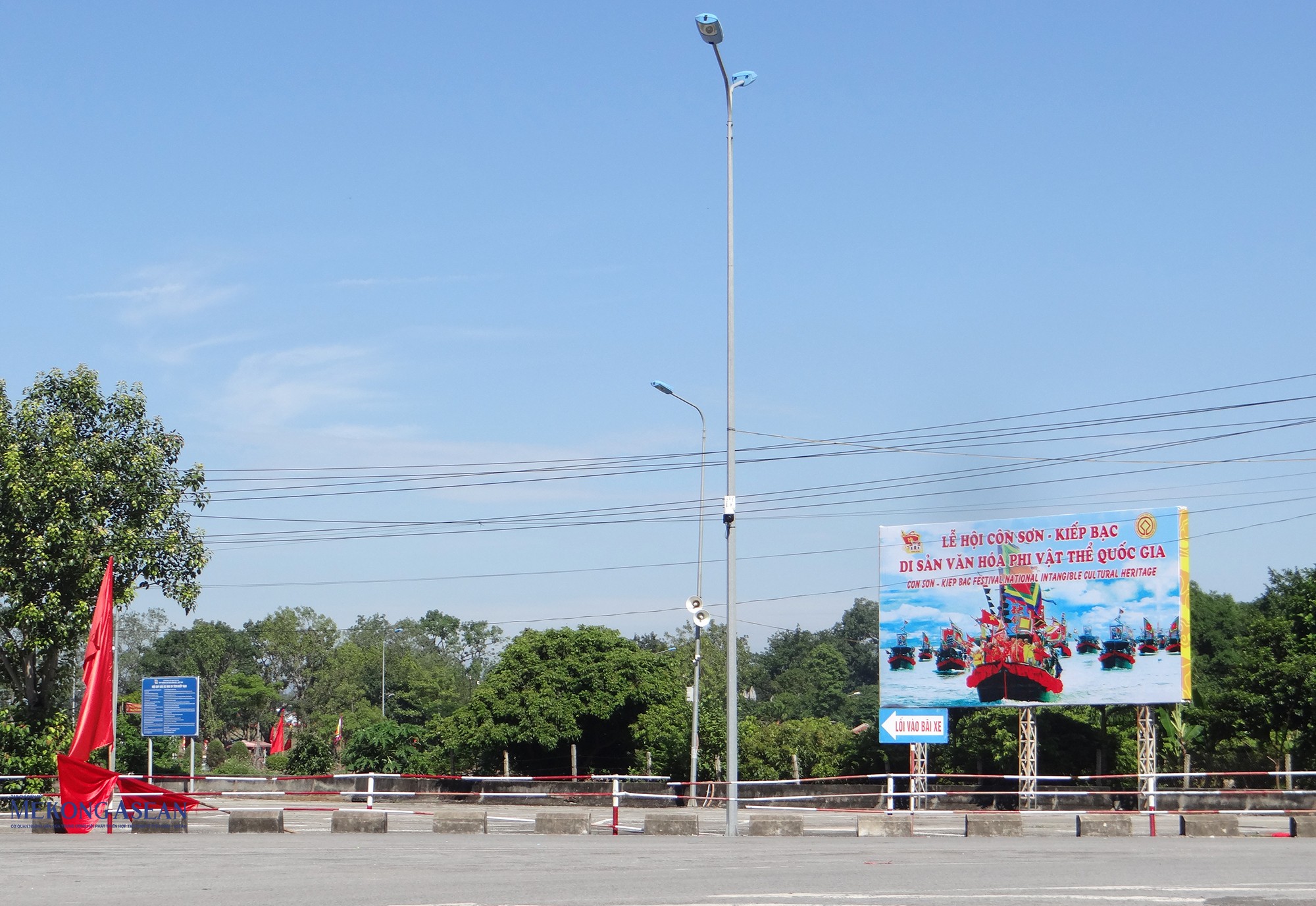 Phía sân ngoài đền Kiếp Bạc.