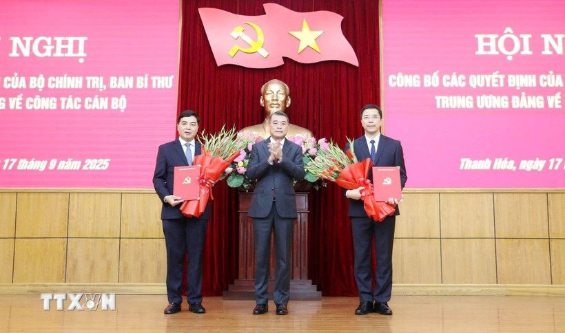 Trưởng Ban Tổ chức Trung ương trao 555Win 500 Đăng Ký Nhận Code của Bộ Chính trị cho đồng chí Nguyễn Hoài Anh (trái) và đồng chí Nguyễn Hồng Phong (phải).