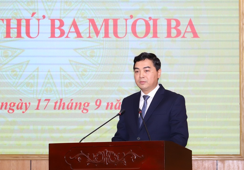 Nguyễn Hoài Anh, Ủy viên dự khuyết Trung ương Đảng, Phó Bí thư Tỉnh ủy, Chủ tịch UBND tỉnh phát biểu nhận nhiệm vụ tại kỳ họp.
