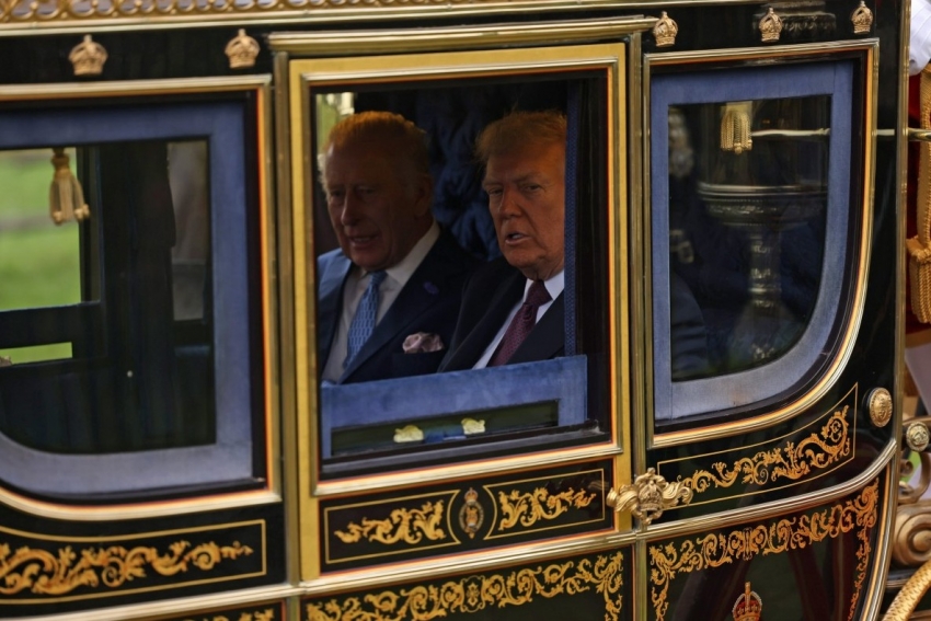 Ông Trump được Hoàng gia Anh đón tiếp bằng xe ngựa