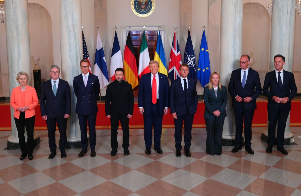 Bà Ursula von der Leyen (ngoài cùng bên trái) cùng các lãnh đạo châu Âu chụp ảnh với Tổng thống Mỹ Donald Trump tại Nhà Trắng ngày 19/8. Ảnh: X/@vonderleyen