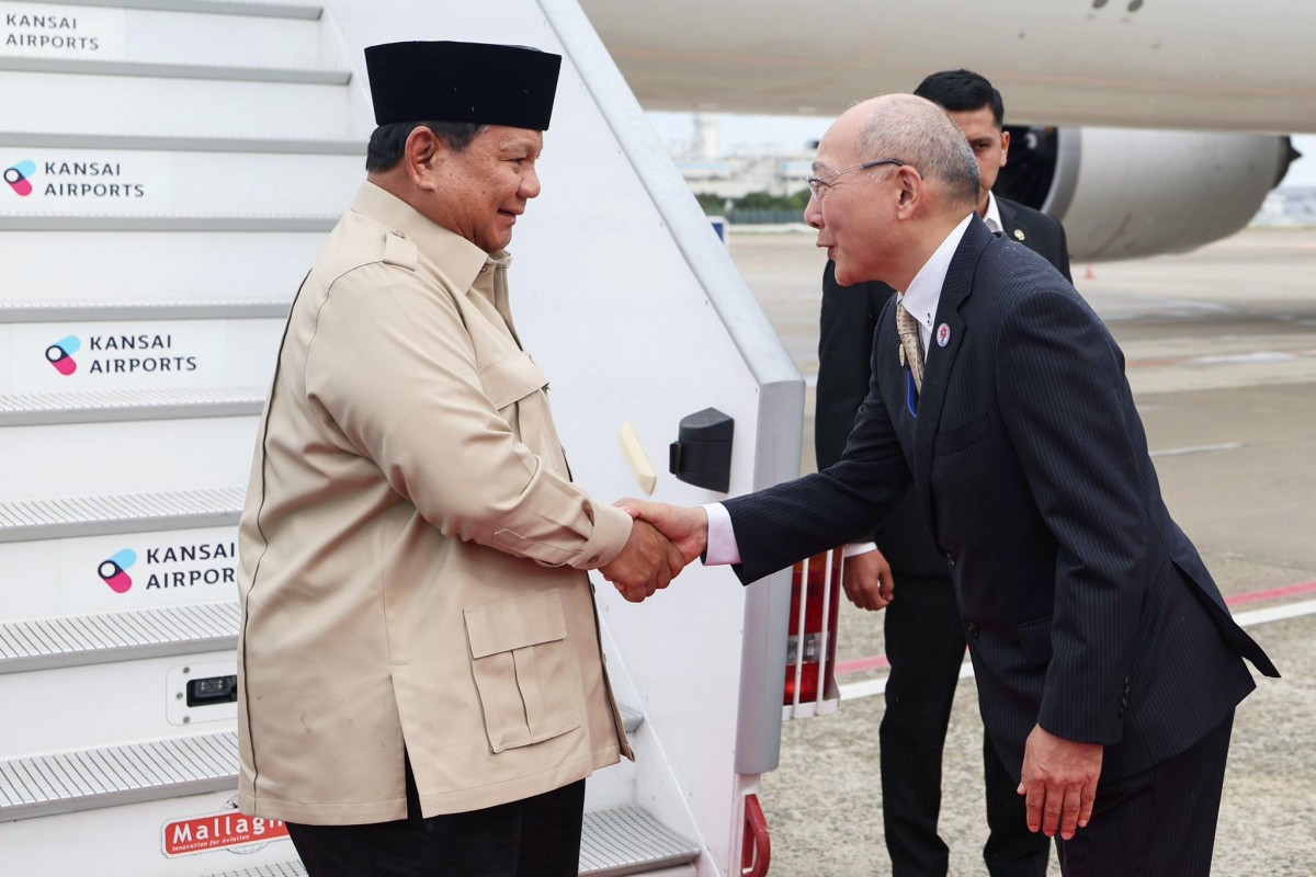 Tổng thống Indonesia Prabowo Subianto và ông Yasushi Misawa, Đại sứ phụ trách vùng Kansai thuộc Bộ Ngoại giao Nhật Bản tại sân bay Kansai ngày 20/9. Ảnh: Facebook/@Prabowo Subianto