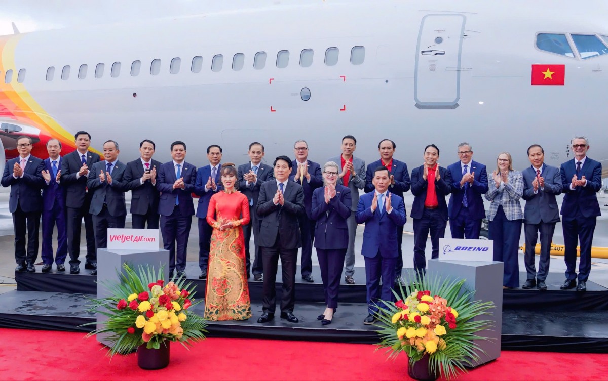 Lễ bàn giao tàu bay 737-8 đầu tiên giữa Boeing và Vietjet với sự chứng kiến của Chủ tịch nước Lương Cường tại Seattle, Hoa Kỳ