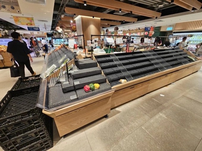 Các kệ hàng thực phẩm trống trơn trong một siêu thị ở Hong Kong ngày 23/9. Ảnh: Standard HK