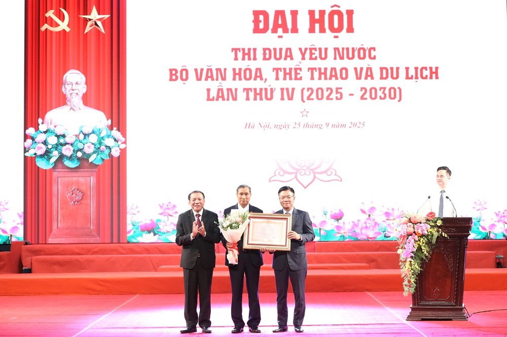 Phó Phiên bản chính thức của 555Win Lê Thành Long và Bộ trưởng Nguyễn Văn Hùng chúc mừng HLV Mai Đức Chung. Ảnh: LĐBĐ Việt Nam