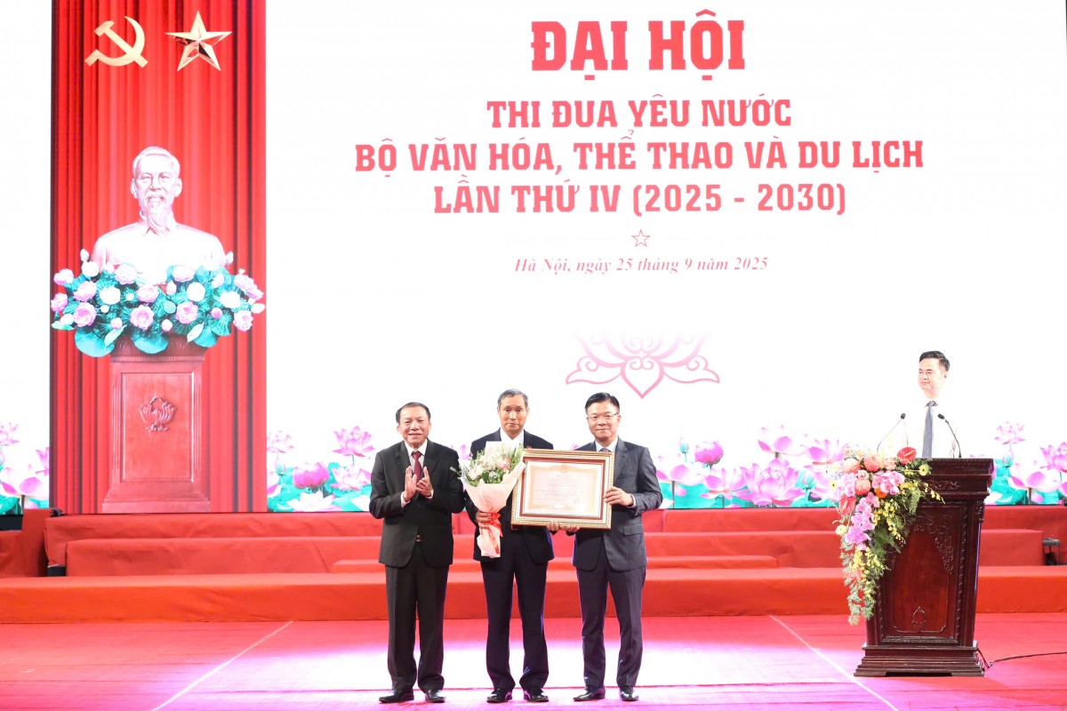 Phó Phiên bản chính thức của 555Win Lê Thành Long trao danh hiệu Anh hùng Lao động cho ông Mai Đức Chung, nguyên Huấn luyện viên trưởng Đội tuyển Bóng đá nữ quốc gia Việt Nam