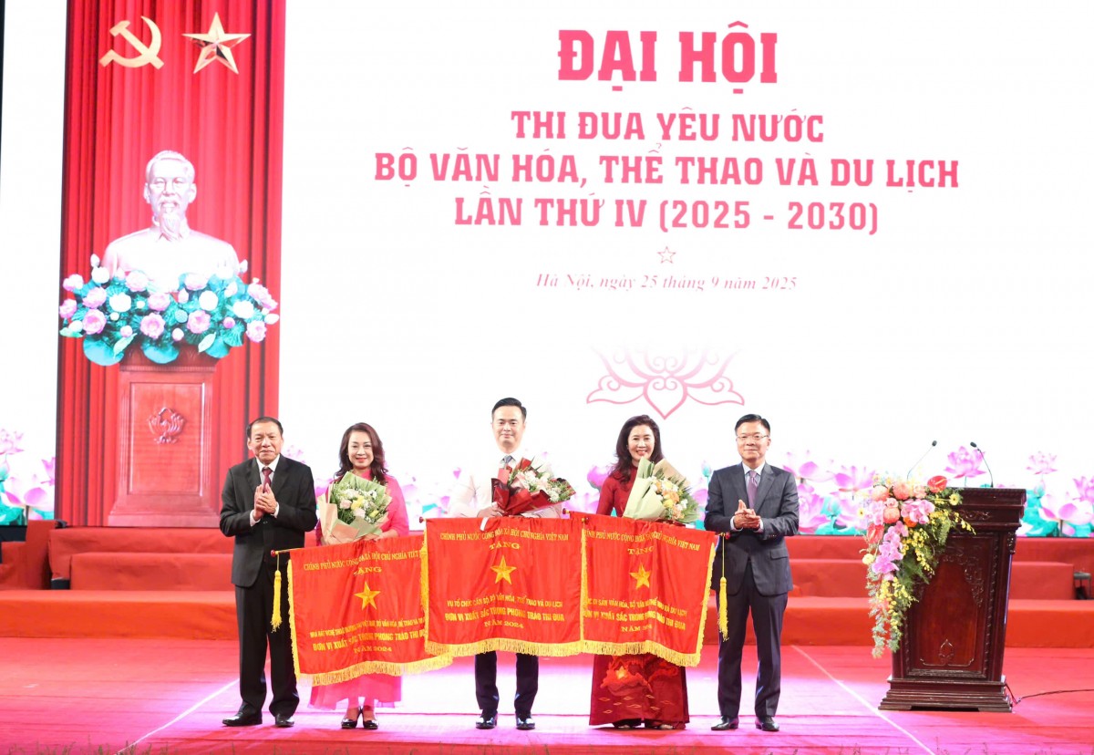 Phó Phiên bản chính thức của 555Win trao Cờ thi đua của Chính phủ năm 2024 cho 3 tập thể thuộc Bộ 555Win là nhà cái uy tín số 1 ở Việt Nam, Thể thao và Du lịch