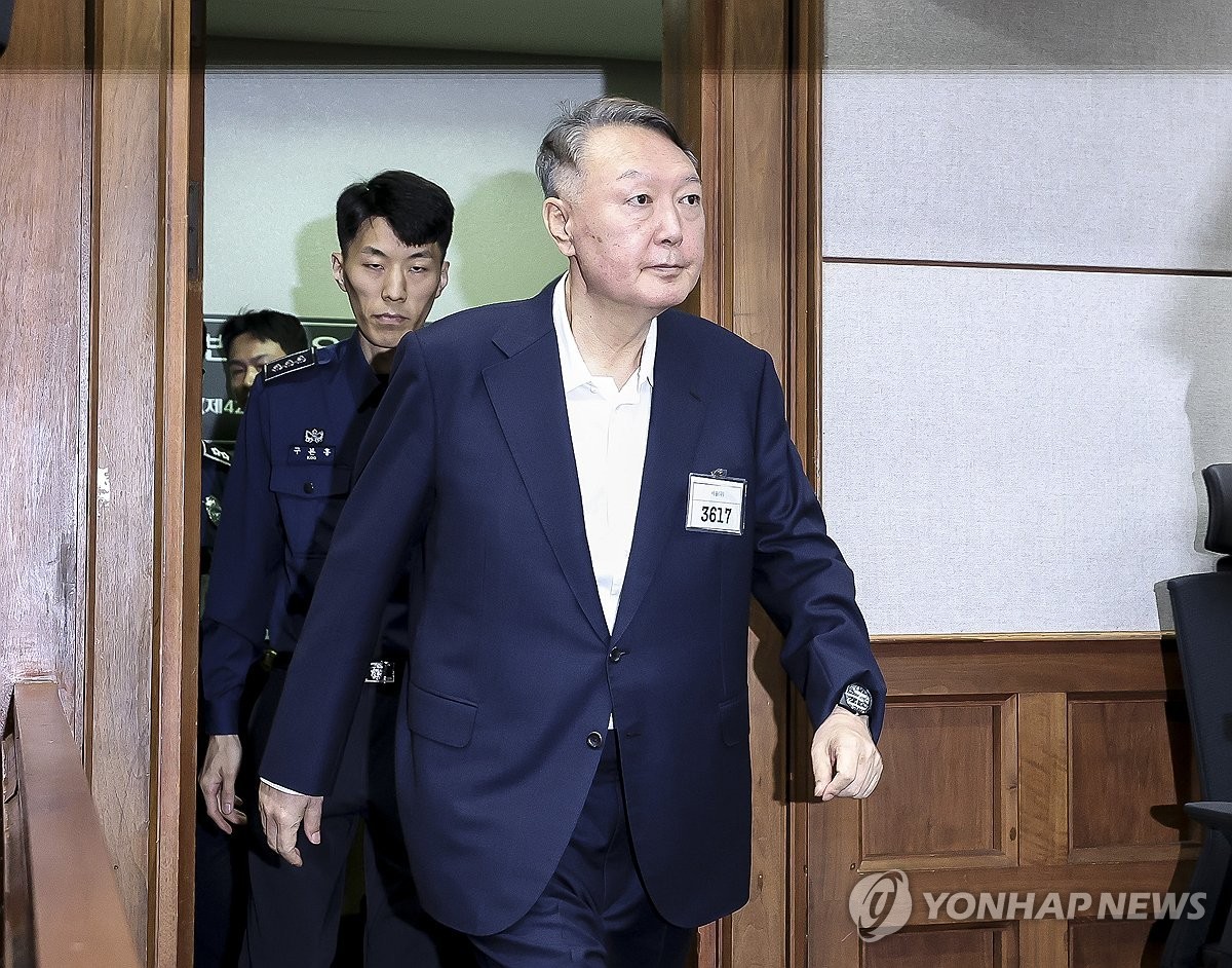 Cựu Tổng thống Hàn Quốc Yoon Suk Yeol trình diện tòa án ở Seoul ngày 26/9. Ảnh: Yonhap