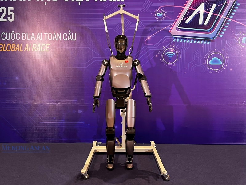 Cận cảnh mẫu robot hình người của Việt Nam 'gây sốt' tại AI4VN 2025