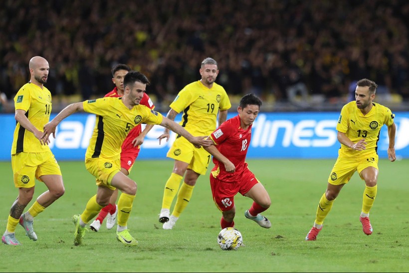 Malaysia sử dụng 7 cầu thủ trái phép trong trận thắng Việt Nam 4-0 tại vòng loại Asian Cup. Ảnh: VFF