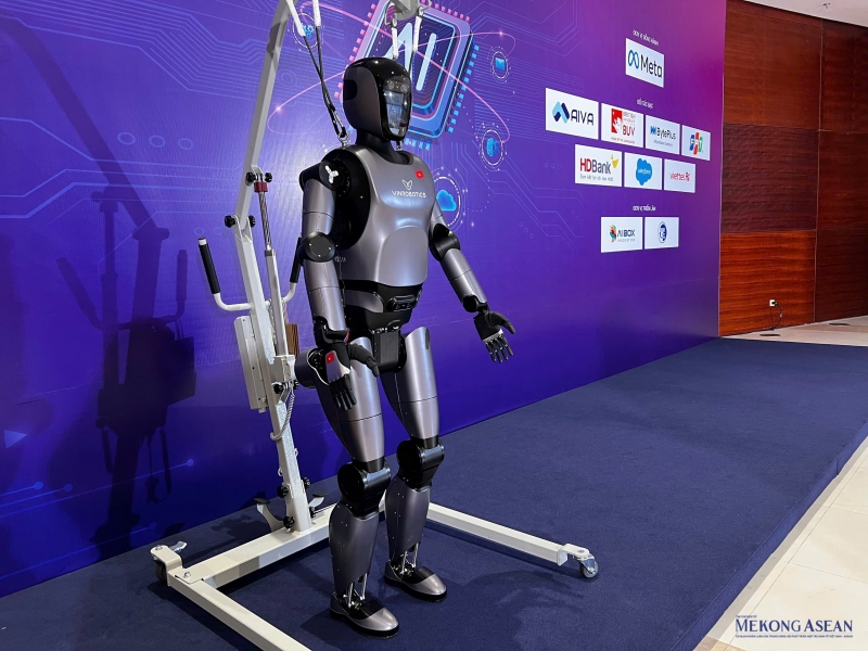 Robot có chiều cao 178 cm, nặng 75 kg, tích hợp 3 camera độ sâu cùng AI. Mỗi cánh tay của robot có khả năng nâng vật có trọng lượng 3kg.