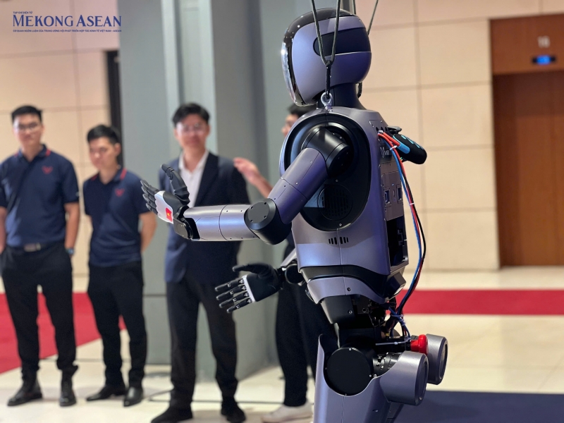 Mỗi cánh tay của robot có khả năng nâng vật có trọng lượng 3kg. 