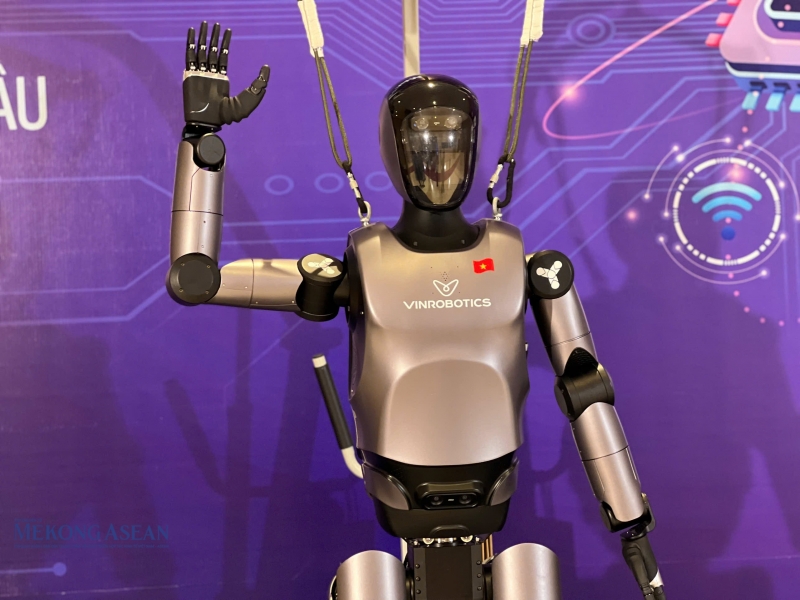 Robot VR-H3 được cấu thành 31 động cơ thông minh cùng 2 bộ máy điều khiển hỗ trợ cân bằng, di chuyển và tác vụ AI. Nhờ đó, VR-H3 có thể đi lại linh hoạt, nhận diện gương mặt, giao tiếp cơ bản, bắt tay.