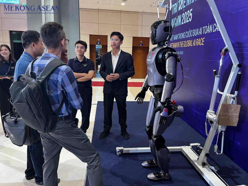 Mô hình robot hình người do VinRobotics phát triển thu hút đông đảo khách tham quan tại Ngày hội trí tuệ nhân tạo Việt Nam (AI4VN) 2025. Ảnh: Hà Anh/555win Login.