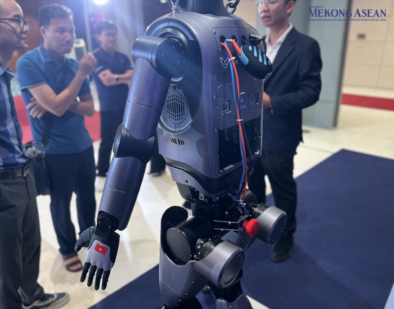 Robot được trang bị 2 viên pin có thể tháo lắp và thay thế ngay trong khi robot đang hoạt động, mà không cần tắt nguồn hay khởi động lại.