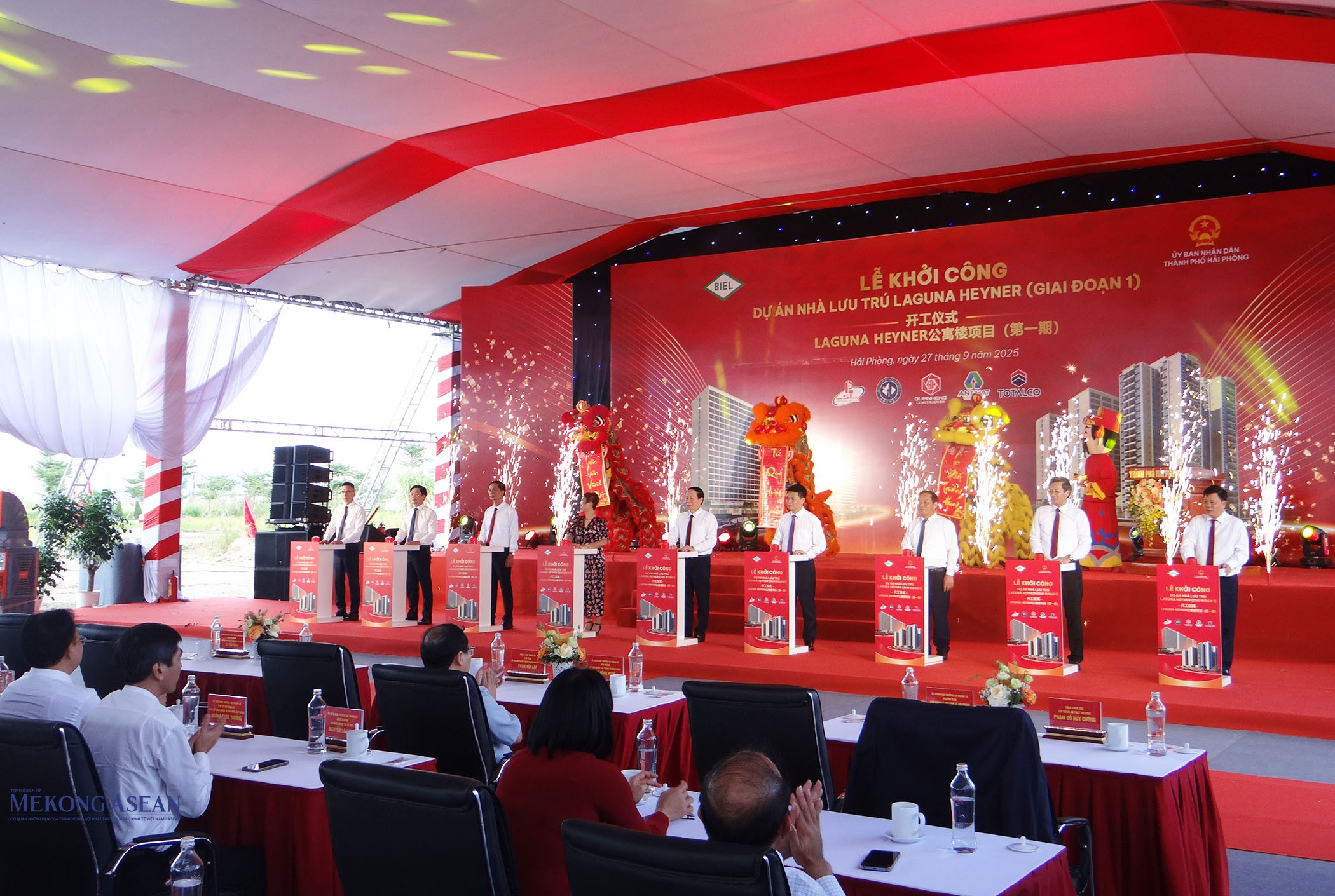 Lãnh đạo thành phố Hải Phòng và các đại biểu thực hiện bấm nút khởi công dự án. Ảnh: Phùng Nguyện/555win Login.
