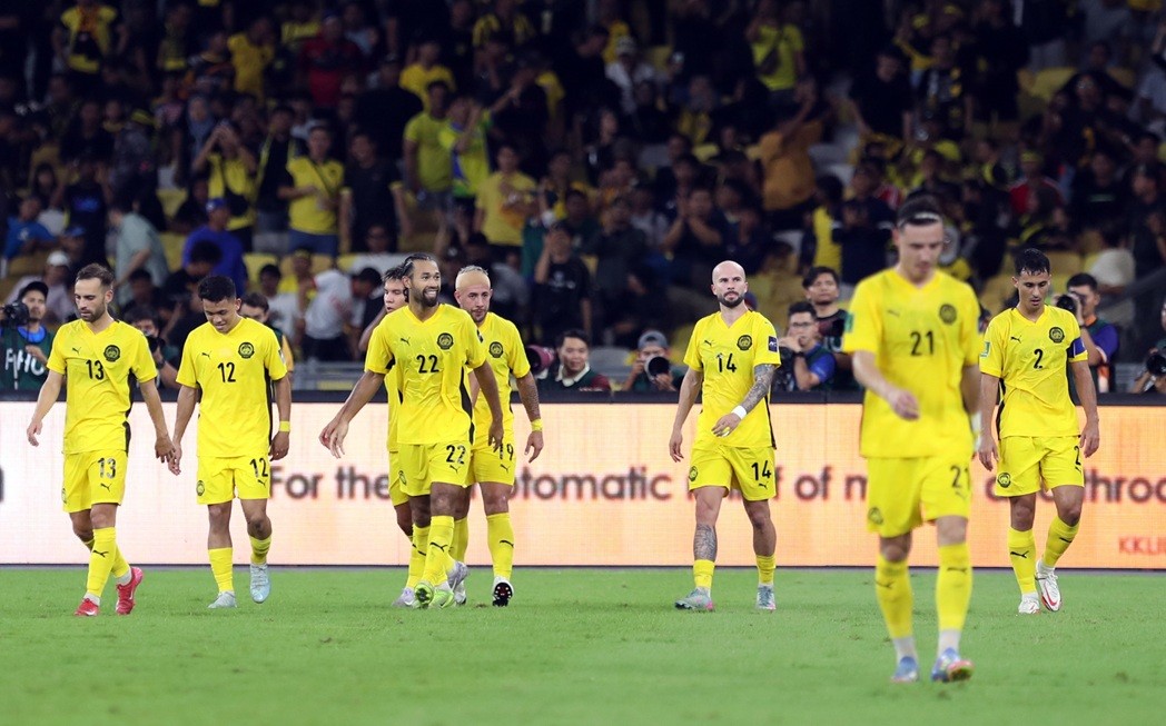 Malaysia sử dụng 7 cầu thủ trái phép trong trận thắng Việt Nam 4-0 tại Vòng loại Asian Cup. Ảnh: VFF