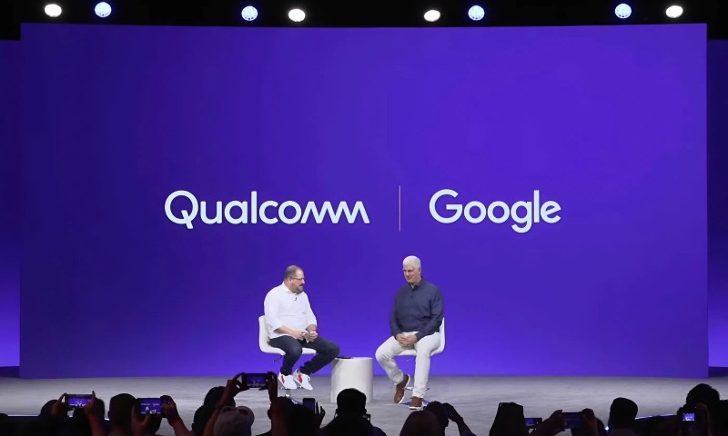 Cristiano Amon, CEO Qualcomm, và Rick Osterloh, Giám đốc nền tảng và thiết bị của Google, trò chuyện tại Hội nghị thượng đỉnh Snapdragon của Qualcomm hôm 24/9. Ảnh: Snapdragon