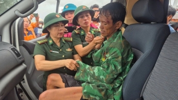 Cứu được 8 ngư dân gặp nạn khi vào bờ tránh bão Bualoi