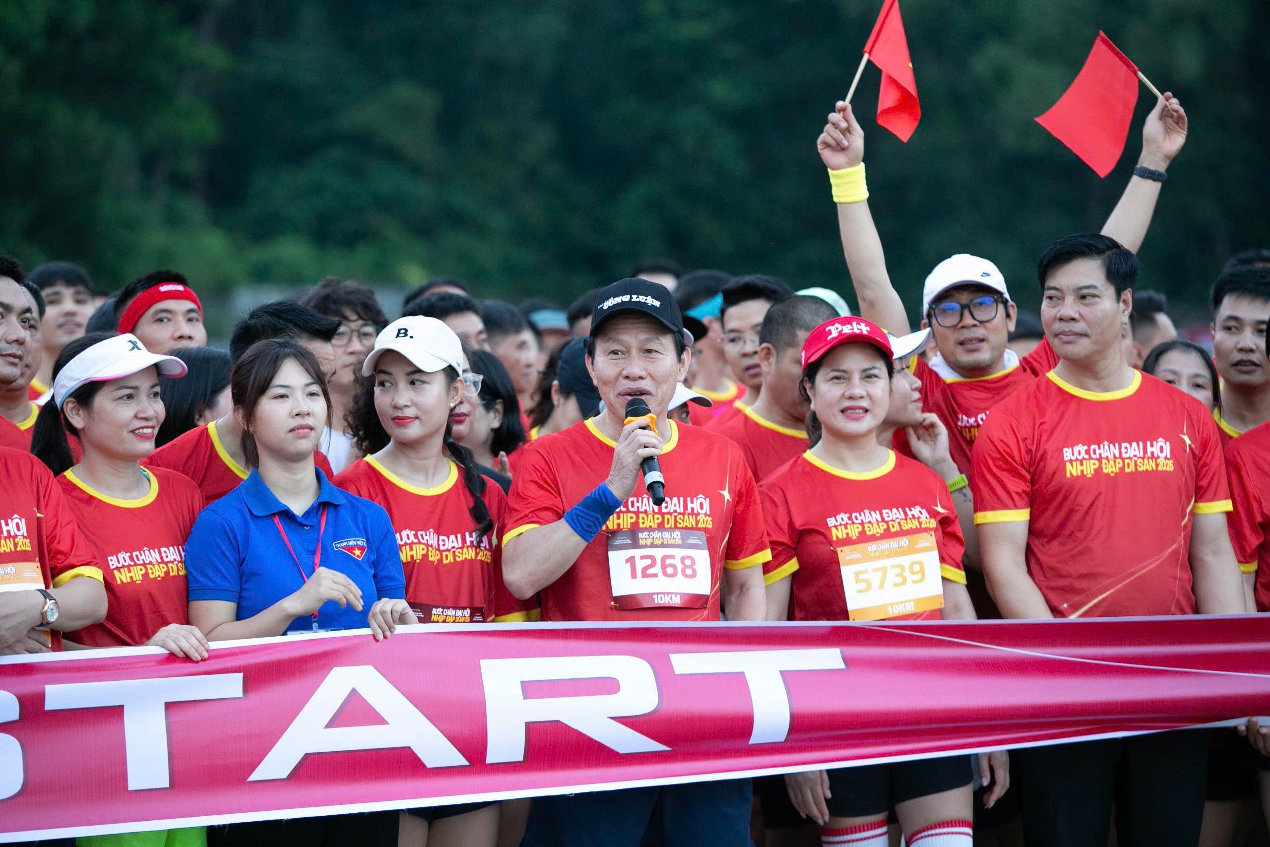 Bí thư Thành ủy Hải Phòng tham gia cự ly 10 km, cùng hơn 1.200 vận động viên. Ảnh: Cổng TTĐT Hải Phòng.
