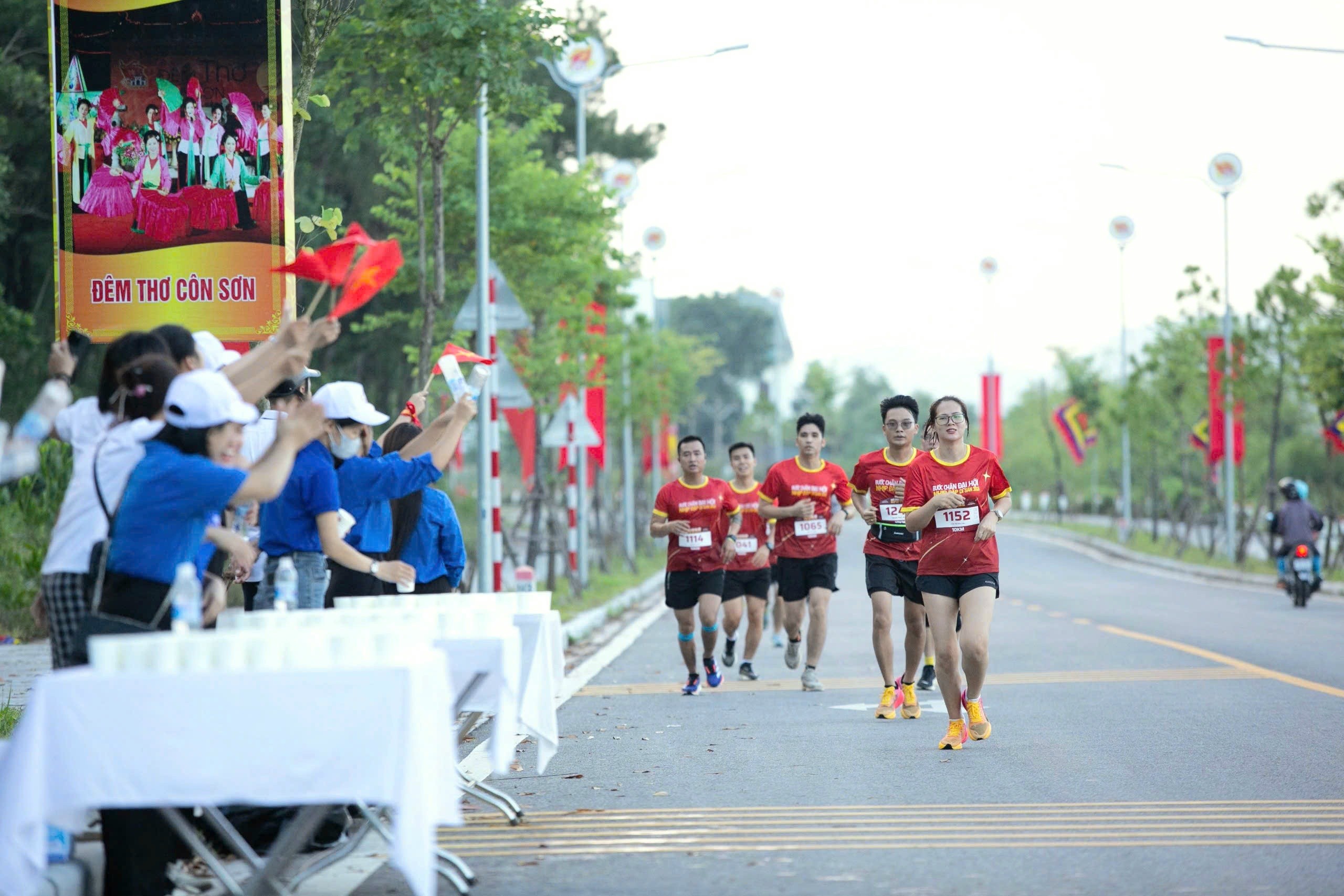 Các cổ động viên và người dân địa phương đến cổ vũ. Ảnh: Cổng TTĐT Hải Phòng.