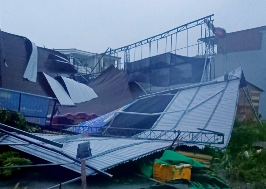 Bão Bualoi quần thảo Trung Bộ: Mưa lớn, nhà cửa tốc mái, kè biển sạt lở