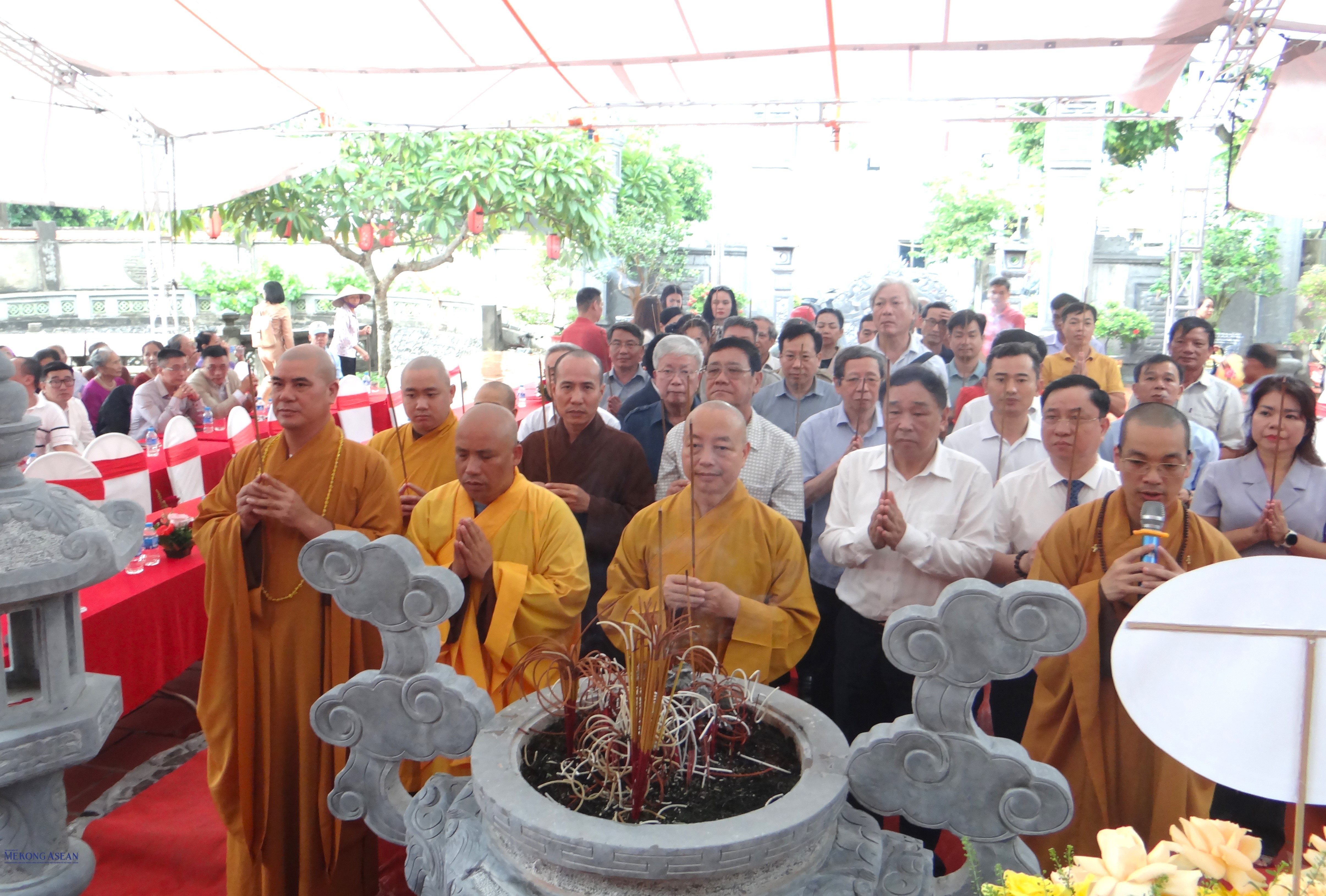 Các đại biểu, người dân và du khách dâng hương tại buổi lễ. Ảnh: Phùng Nguyện/555win Login.