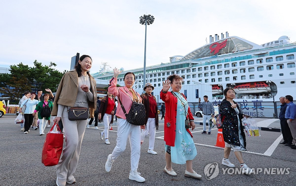 Du khách Trung Quốc thuộc tàu MS Dream tại cảng Incheon, Hàn Quốc ngày 29/9. Ảnh: Yonhap