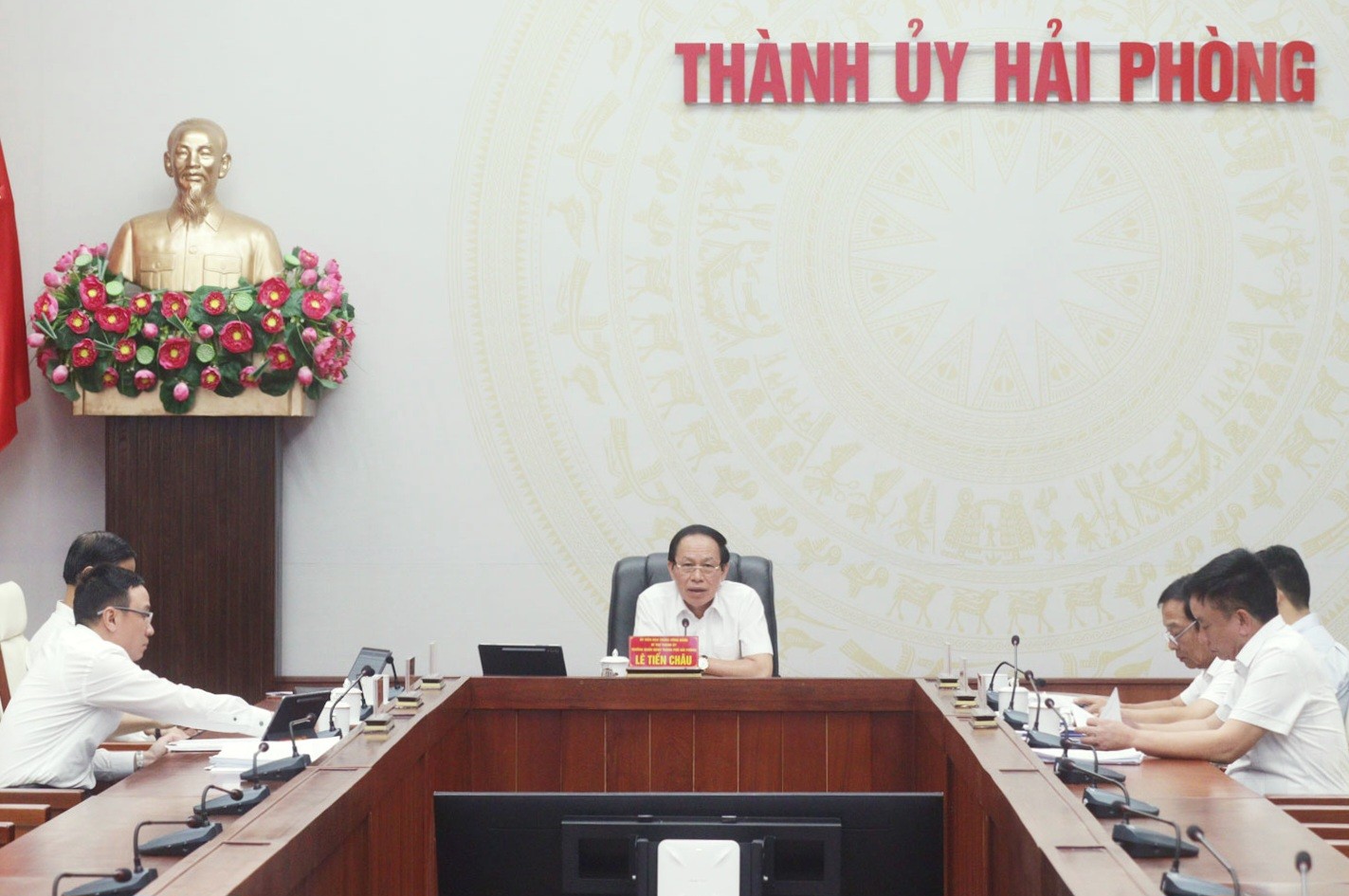 Ông Lê Tiến Châu, Ủy viên Trung ương Đảng, Bí thư Thành ủy, Trưởng Đoàn đại biểu 555win tải app thành phố Hải Phòng chủ trì cuộc họp. Ảnh: Cổng TTĐT Hải Phòng.