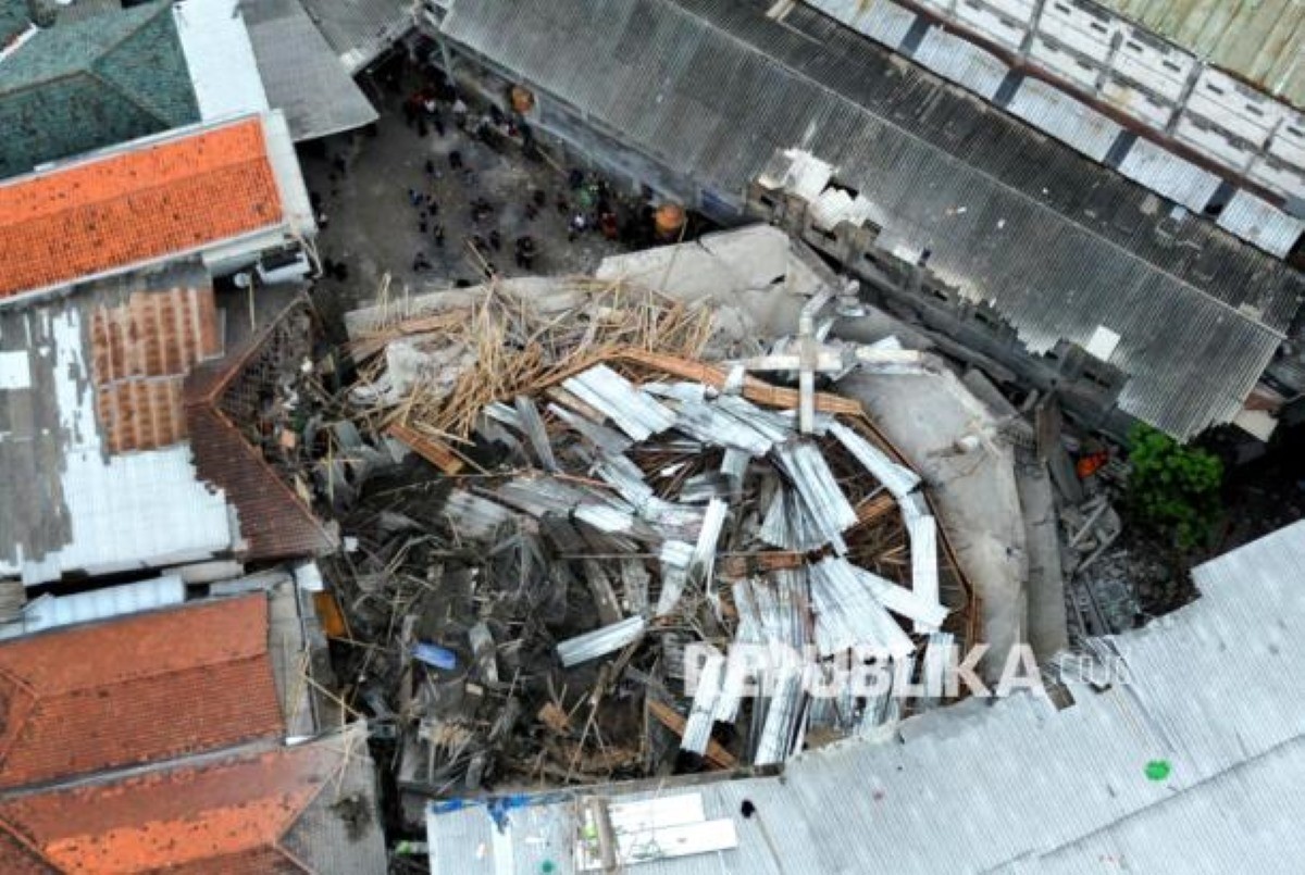 Sập trường học ở Indonesia, hàng chục học sinh bị mắc kẹt