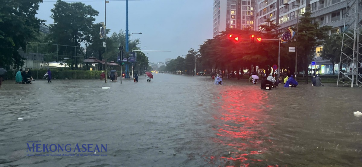Nút giao Phạm Hùng - Đỗ Đức Dục cũng ngập sâu. Ảnh: Thảo Ngân
