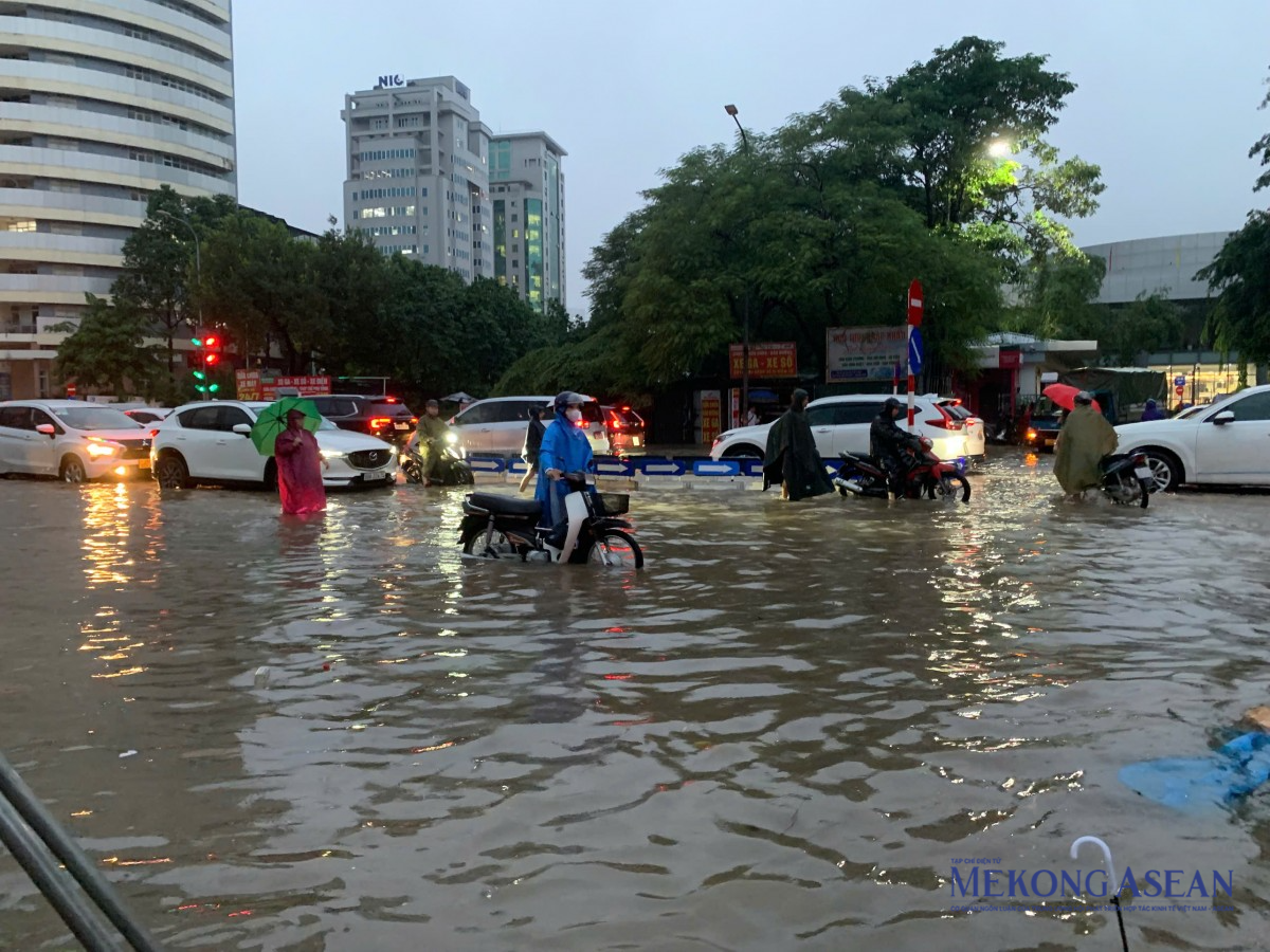 Đường Tôn Thất Thuyết ngập úng do mưa lớn kéo dài cả ngày 30/9.