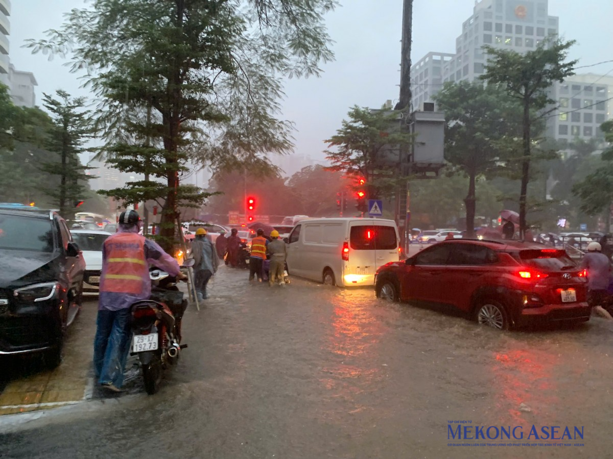 Giao thông tại khu vực Tôn Thất Thuyết hướng ra bến xe Mỹ Đình bị tê liệt. Ảnh: Đinh Nhung