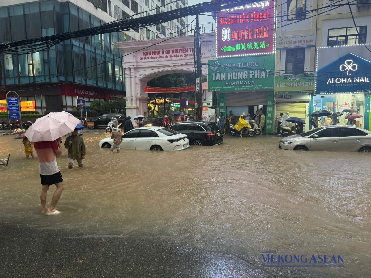 Nhiều xe ô tô chết máy trên đường Nguyễn Tuân. Ảnh: Hương Loan/